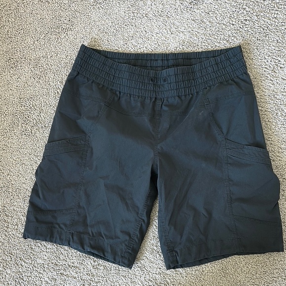 Lululemon Women's Black Cargo Athletic Shorts - Picture 2 of 8